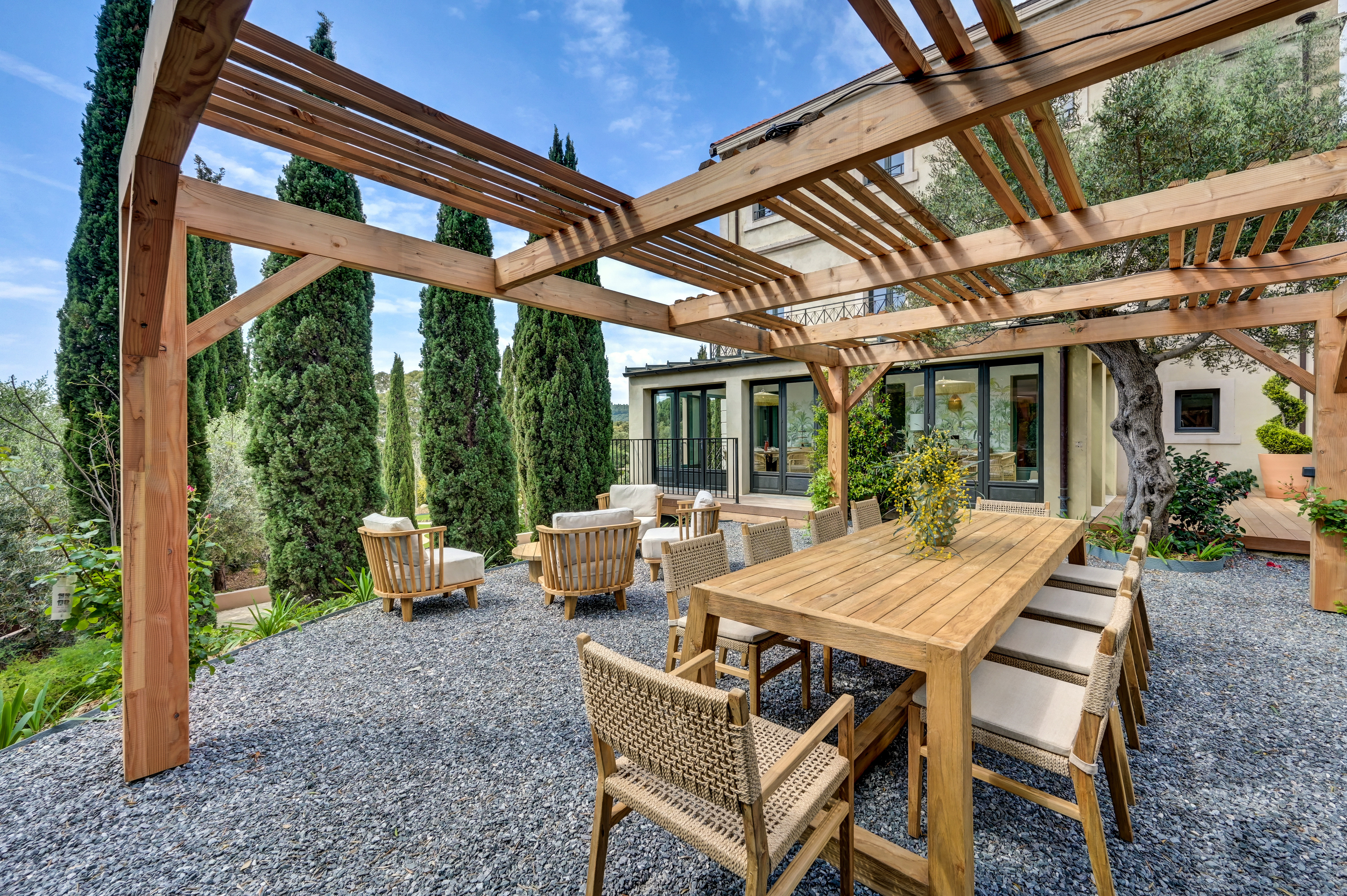 Pergola et espace extérieur bois dans le Var