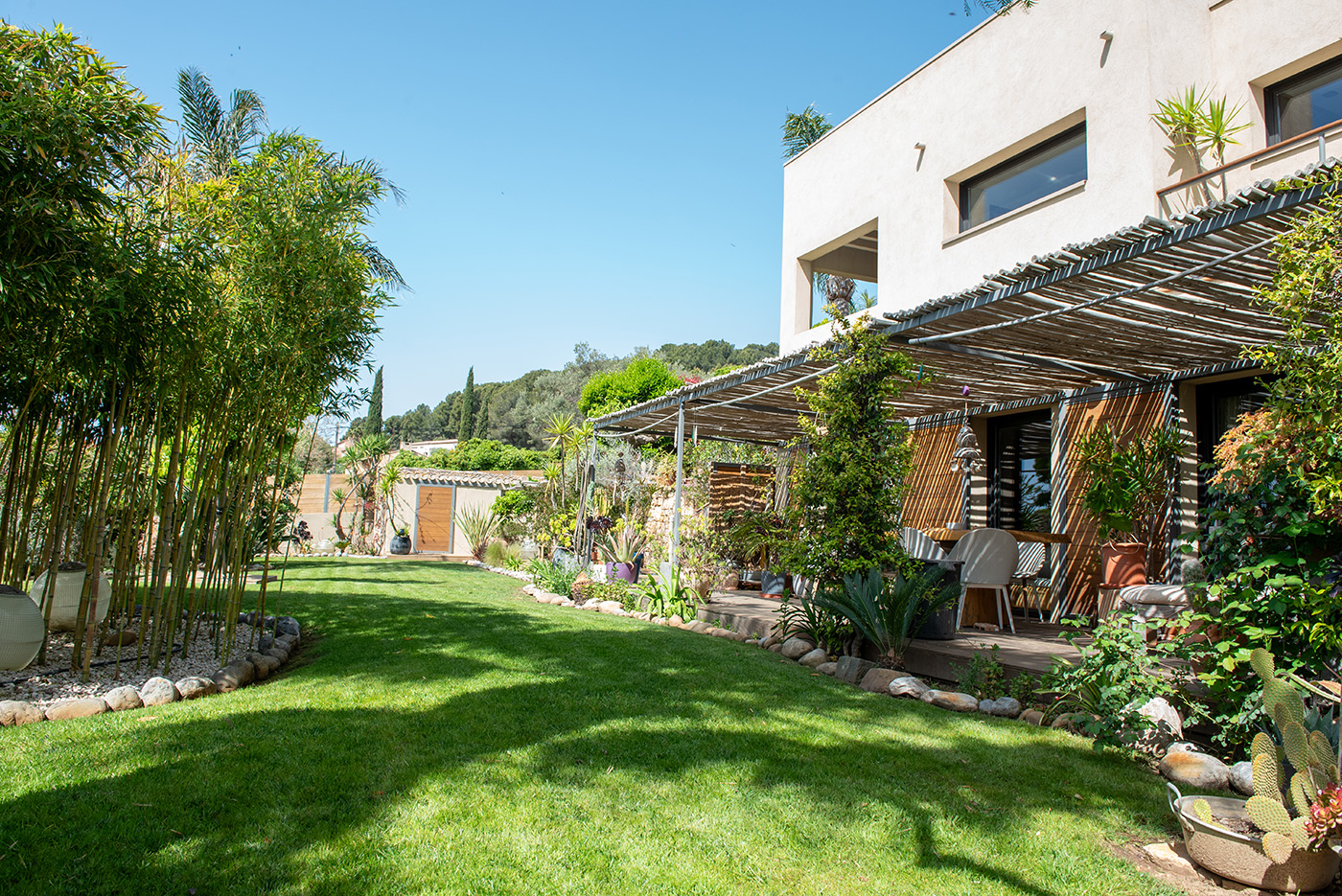 Détail de l'aménagement extérieur du jardin contemporain à Sanary-sur-Mer