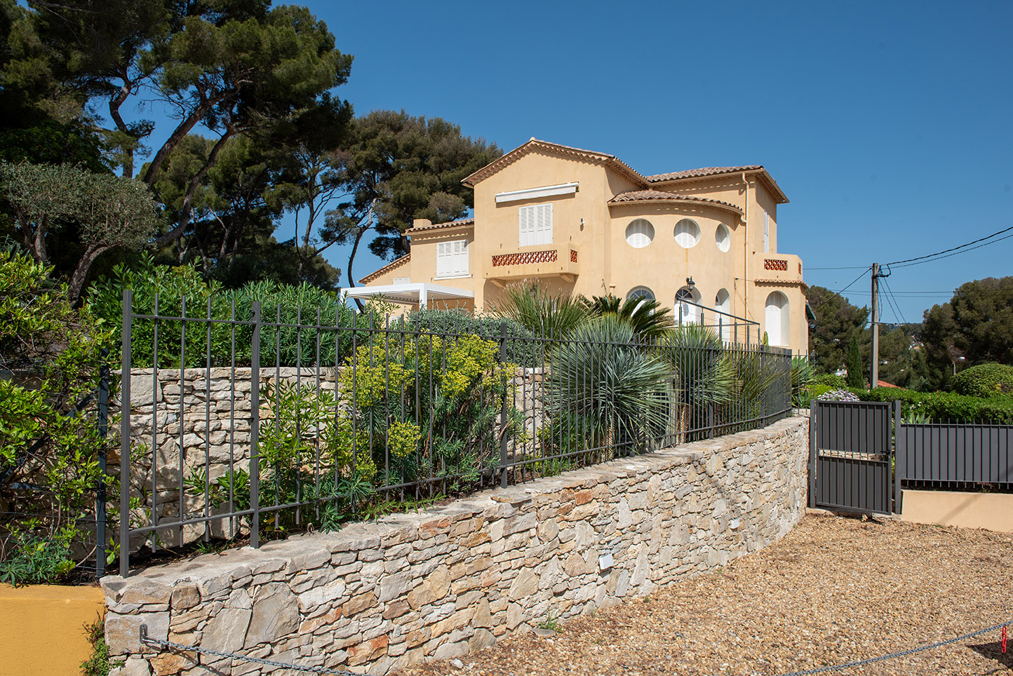 Cloture Fer Forge Muret Pierre Vegetation Mediterraneenne Sanary