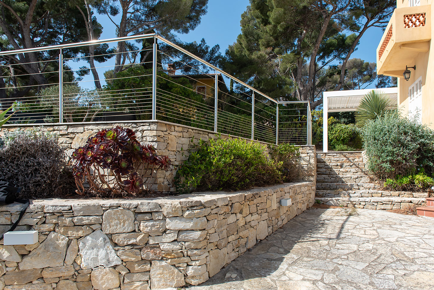 Muret Pierres Seches Aeoniums Garde Corps Inox Sanary